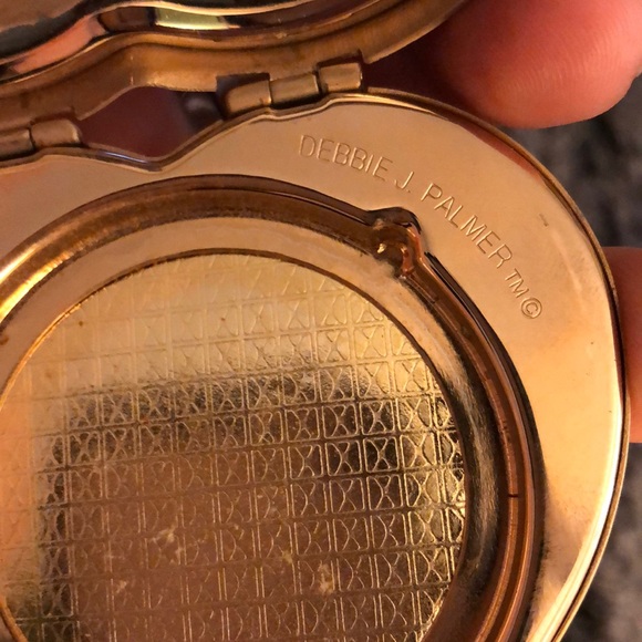 β€οΈ Shaped π w/ Dangle π Pressed Powder Compact - Picture 3 of 8